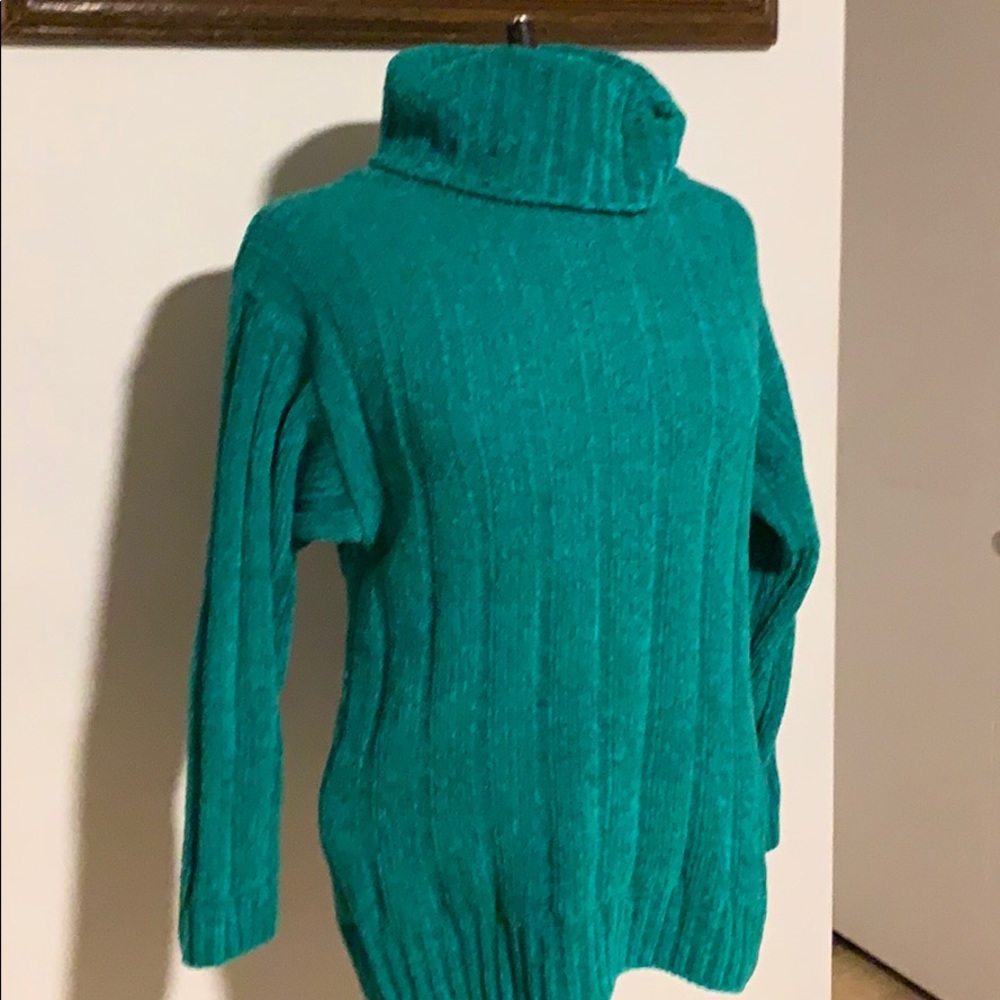 Young ladies green turtle neck sweater size s